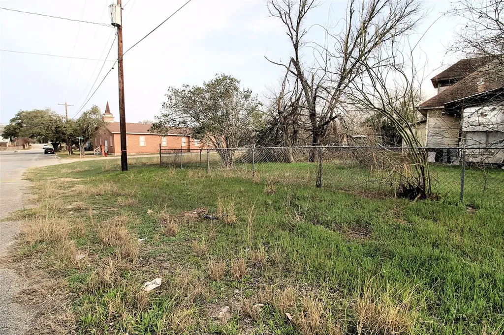 402 Trinity Street Lockhart TX 78644