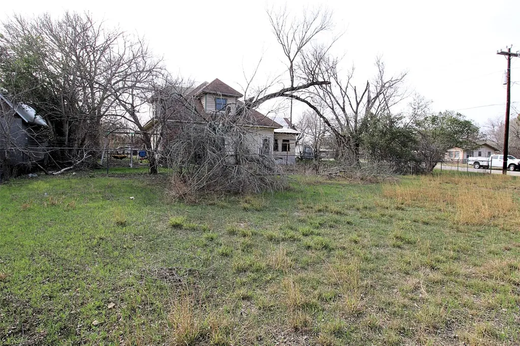 402 Trinity Street Lockhart TX 78644