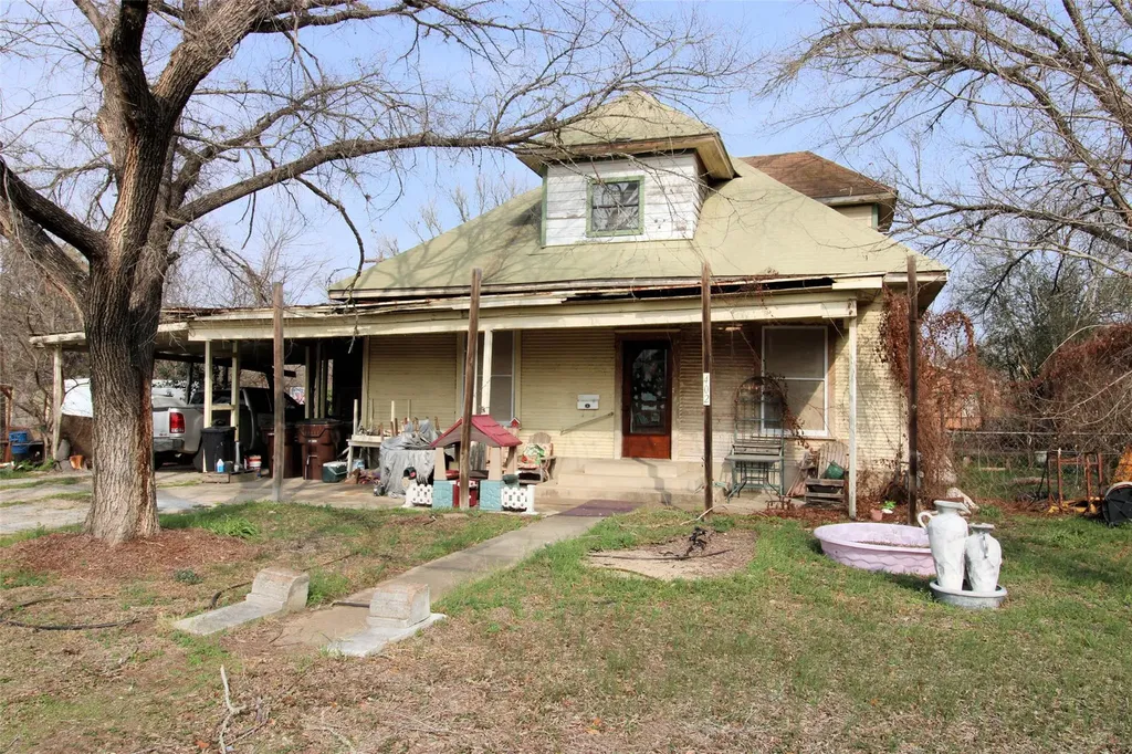 402 Trinity Street Lockhart TX 78644