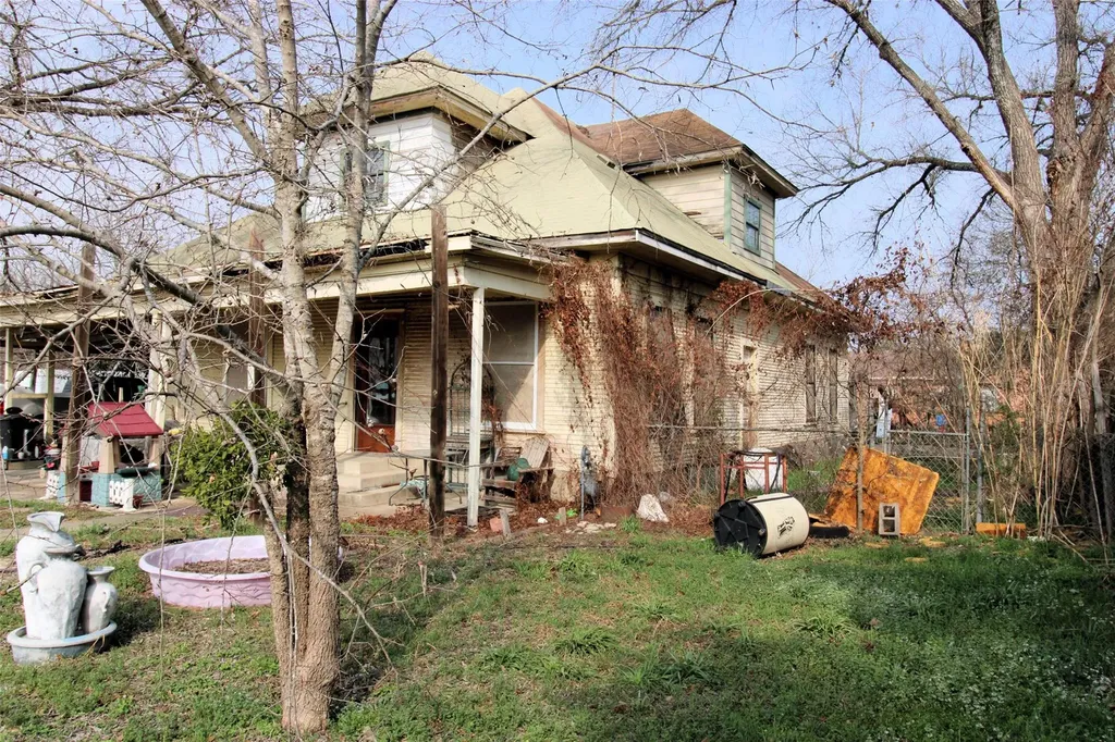 402 Trinity Street Lockhart TX 78644