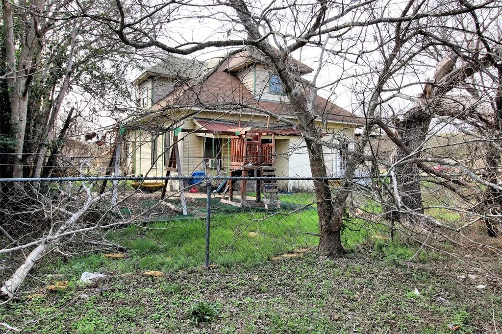 402 Trinity Street Lockhart TX 78644