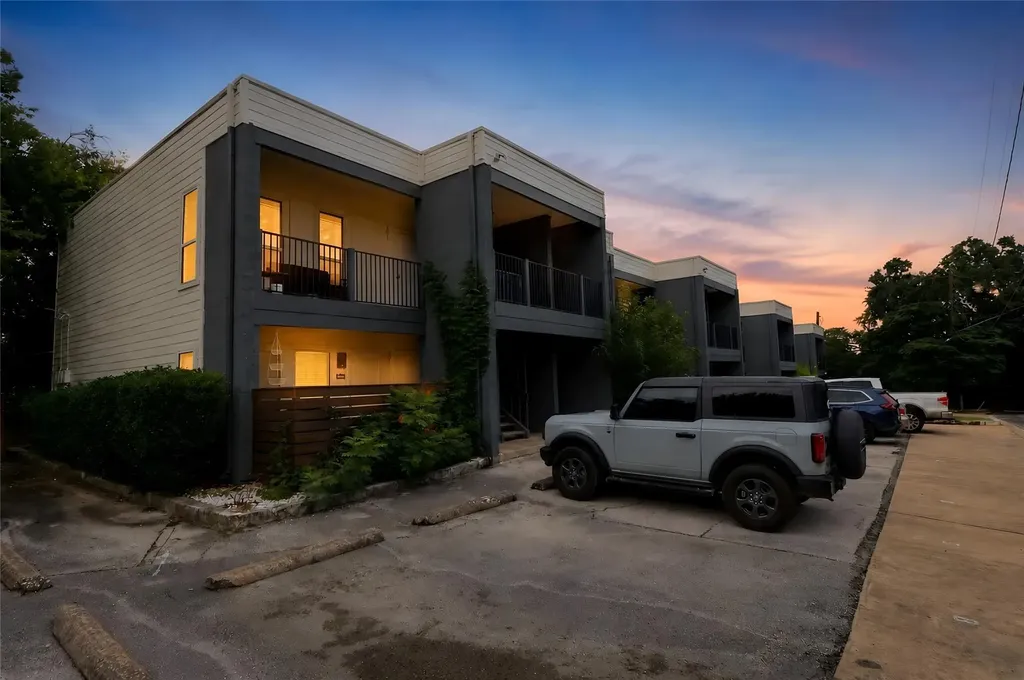 Austin TX, 1509 39 1/2 Street, Unit 201