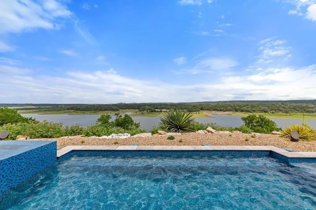 2923 Cliff Point Spicewood TX 78669
