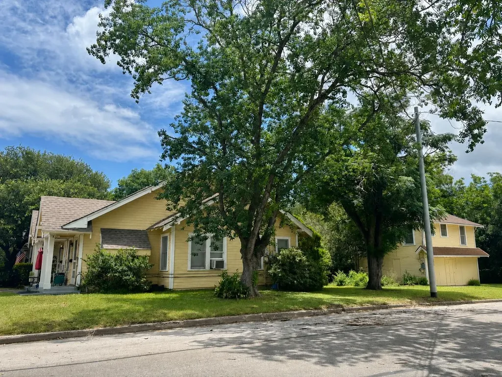 803 Elm Street Seguin TX 78155