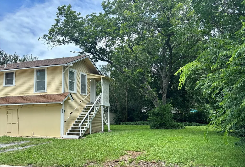 803 Elm Street Seguin TX 78155