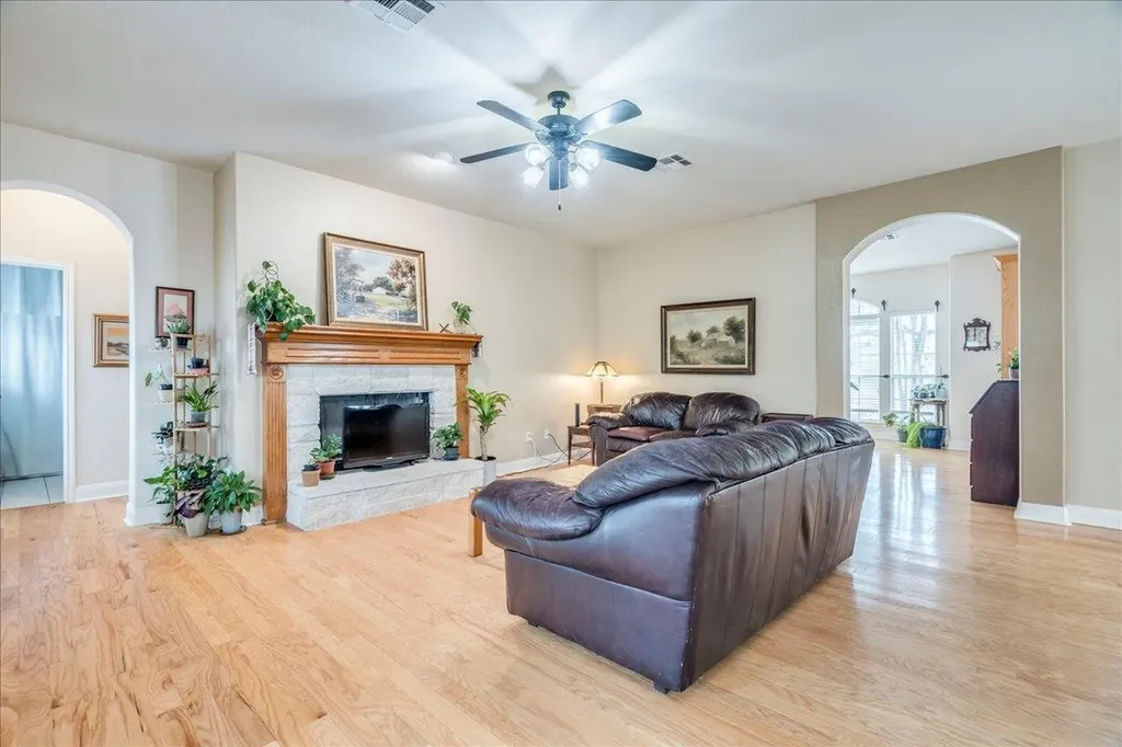 1077 Fairway Kyle TX 78640
