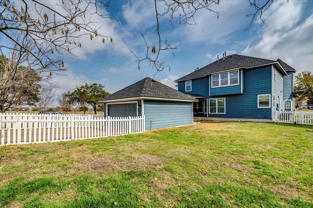 1077 Fairway Kyle TX 78640
