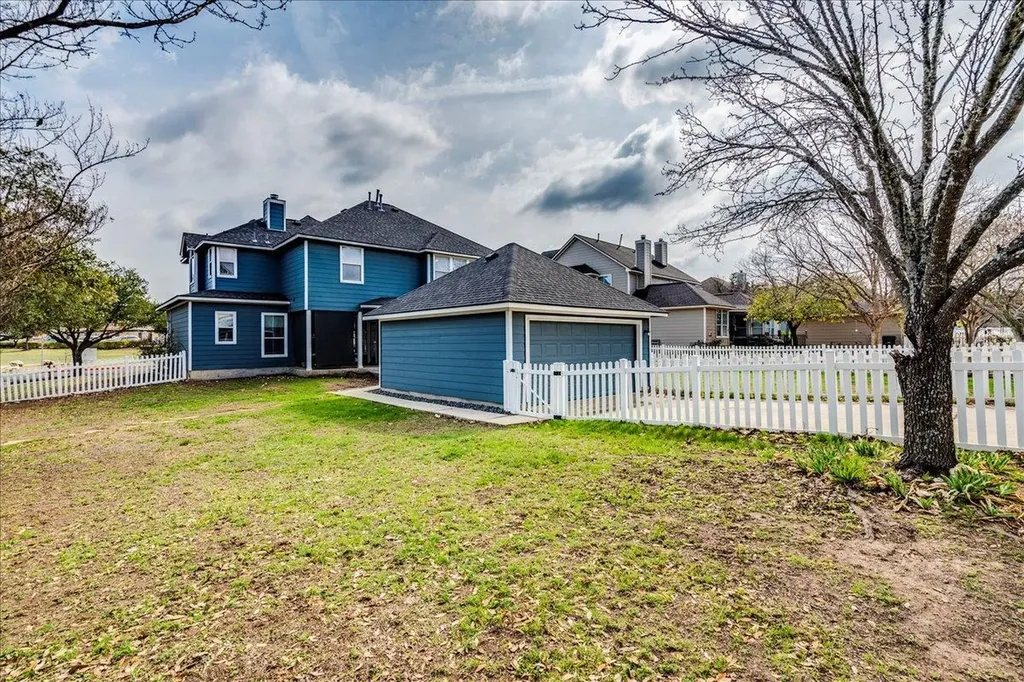 1077 Fairway Kyle TX 78640