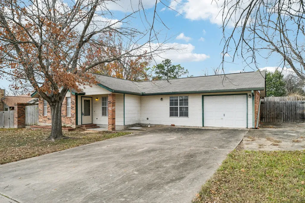 102 Stubblefield Drive Elgin TX 78621