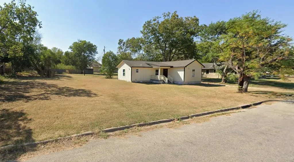 904 E Austin Street Luling TX 78648