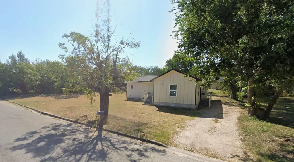 904 E Austin Street Luling TX 78648