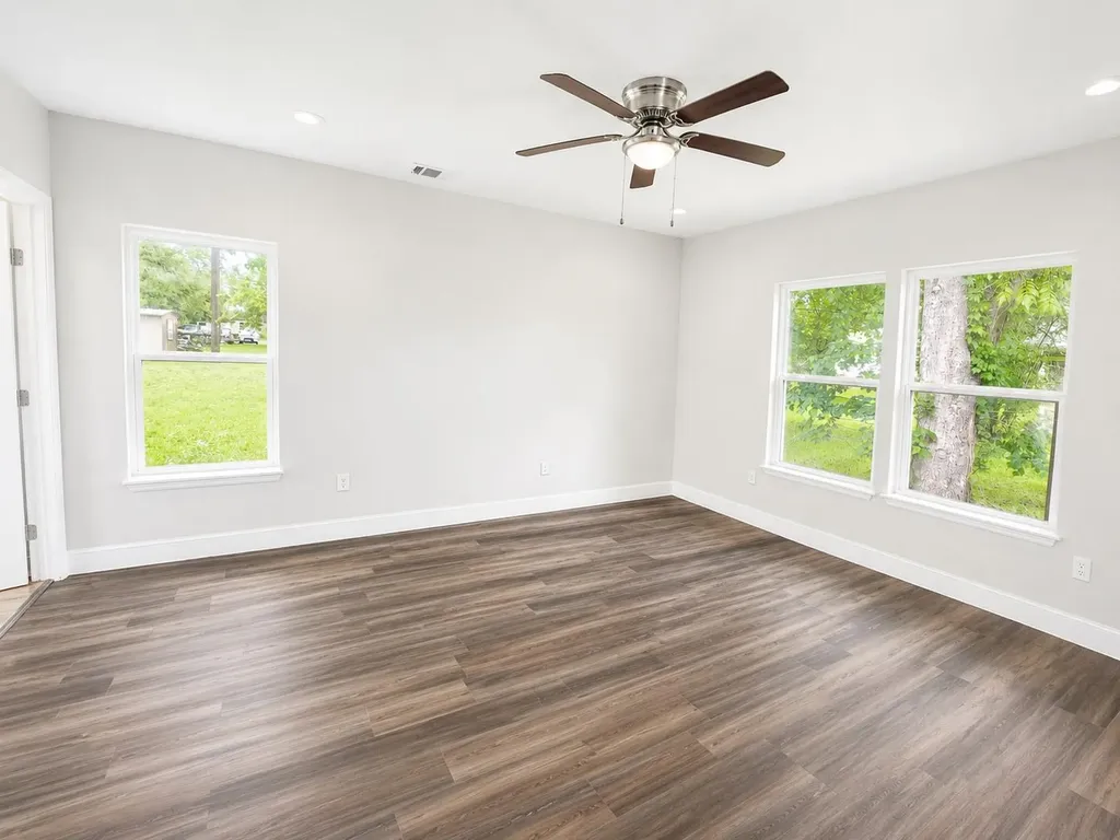 904 E Austin Street Luling TX 78648