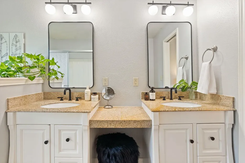 21206 National Drive Lago Vista TX 78645