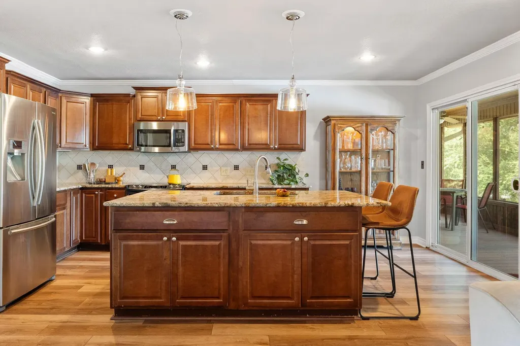 21206 National Drive Lago Vista TX 78645