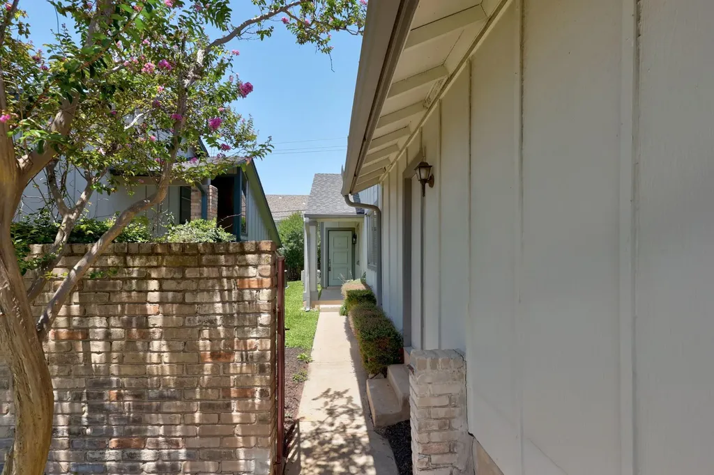 9445 Singing Quail Drive Austin TX 78758