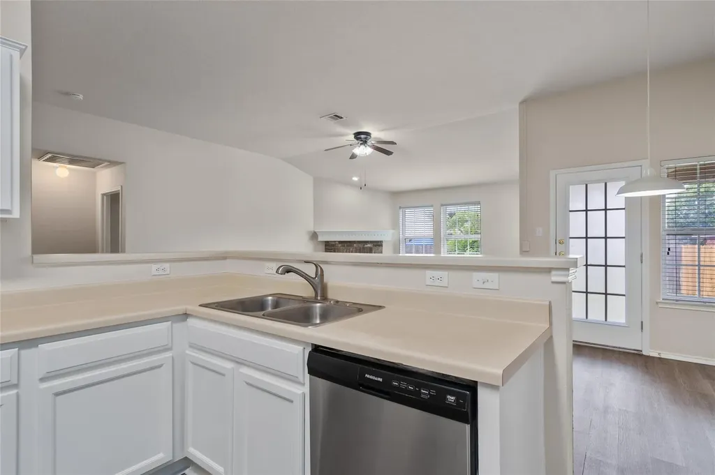 3924 Links Lane Round Rock TX 78664