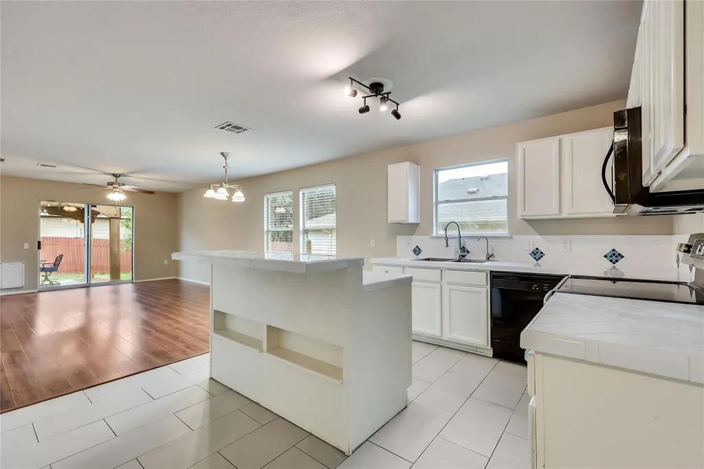 9005 Elfen Cove Austin TX 78724
