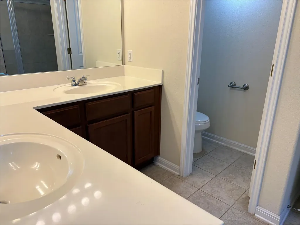 1076 Sanders Kyle TX 78640