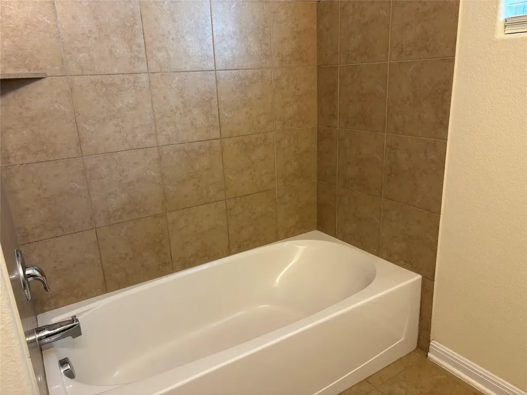 1076 Sanders Kyle TX 78640