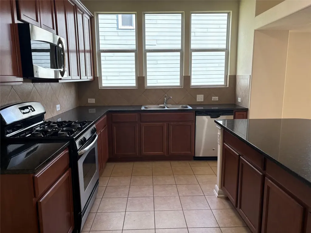 1076 Sanders Kyle TX 78640