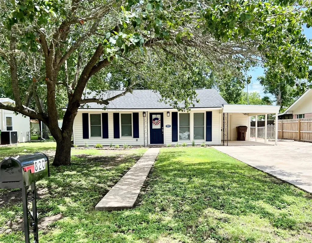 820 W Live Oak Street Lockhart TX 78644