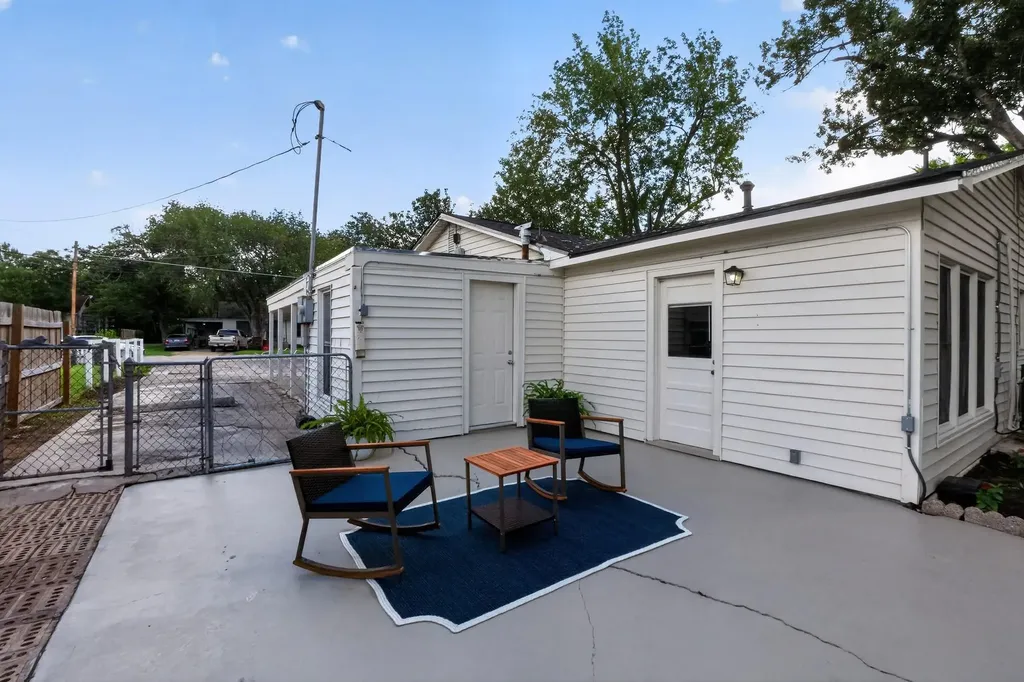 820 W Live Oak Street Lockhart TX 78644