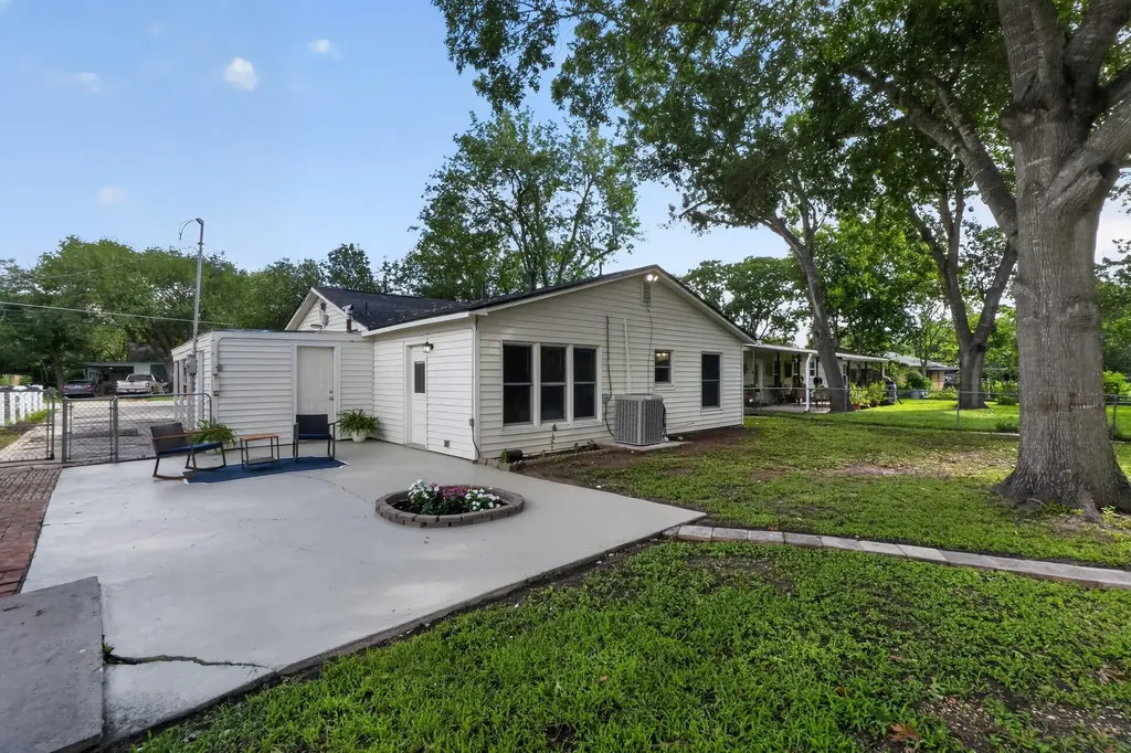 820 W Live Oak Street Lockhart TX 78644