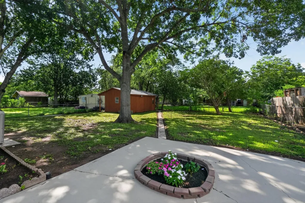 820 W Live Oak Street Lockhart TX 78644