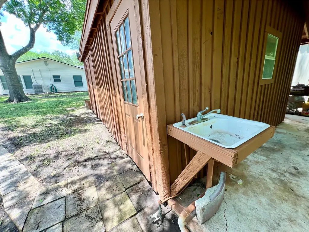 820 W Live Oak Street Lockhart TX 78644