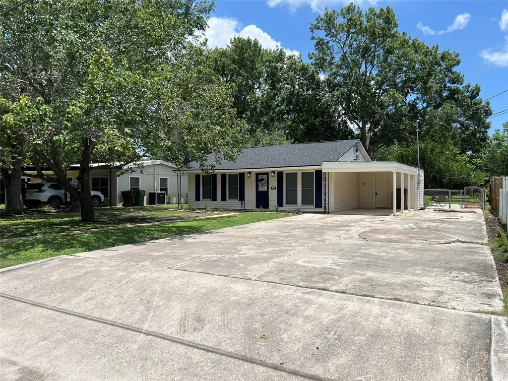 820 W Live Oak Street Lockhart TX 78644
