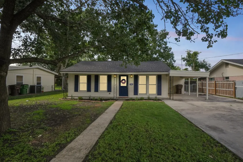 820 W Live Oak Street Lockhart TX 78644