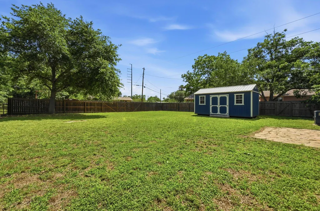 1127 Parr Street Luling TX 78648