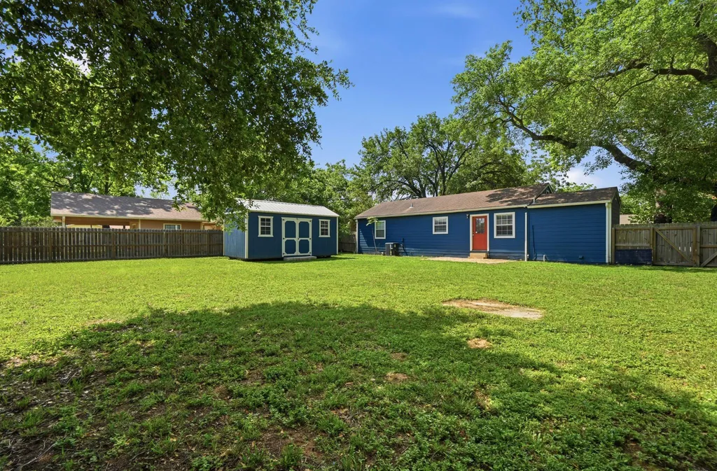 1127 Parr Street Luling TX 78648