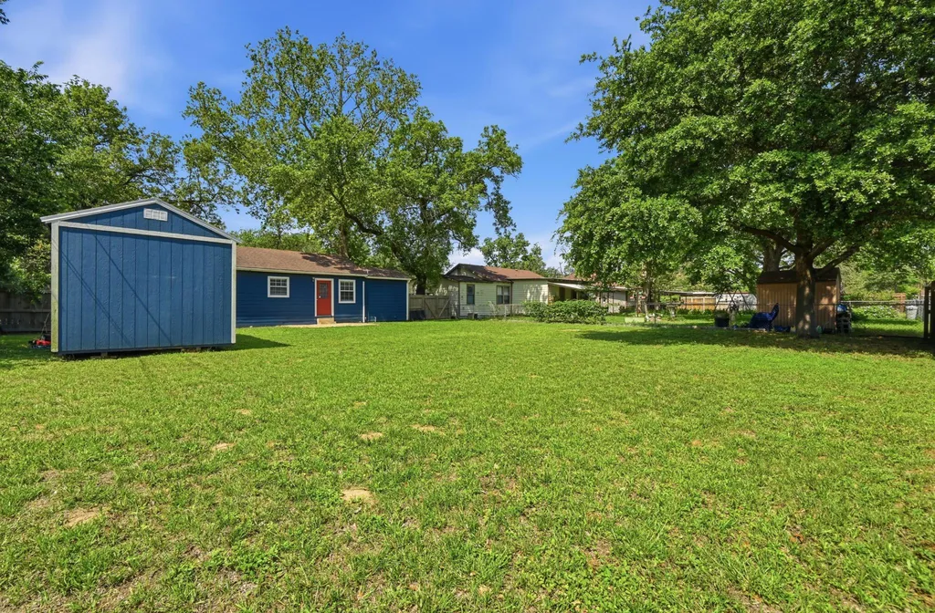 1127 Parr Street Luling TX 78648