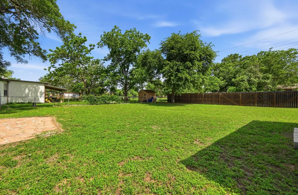 1127 Parr Street Luling TX 78648