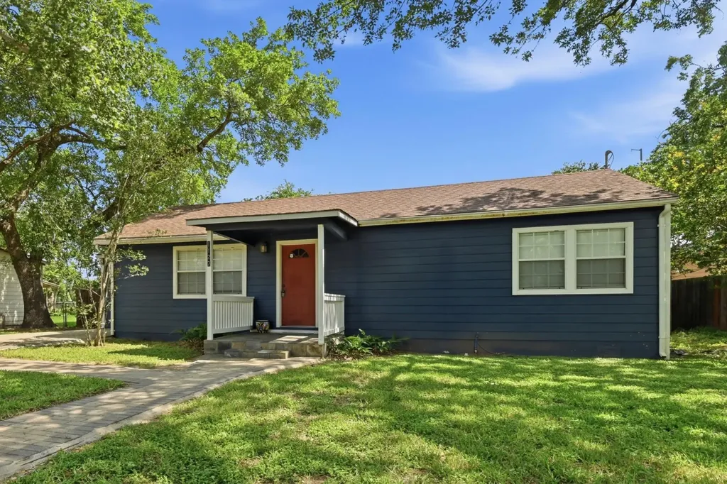 1127 Parr Street Luling TX 78648