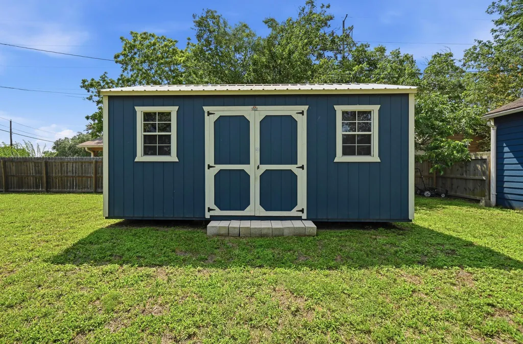 1127 Parr Street Luling TX 78648