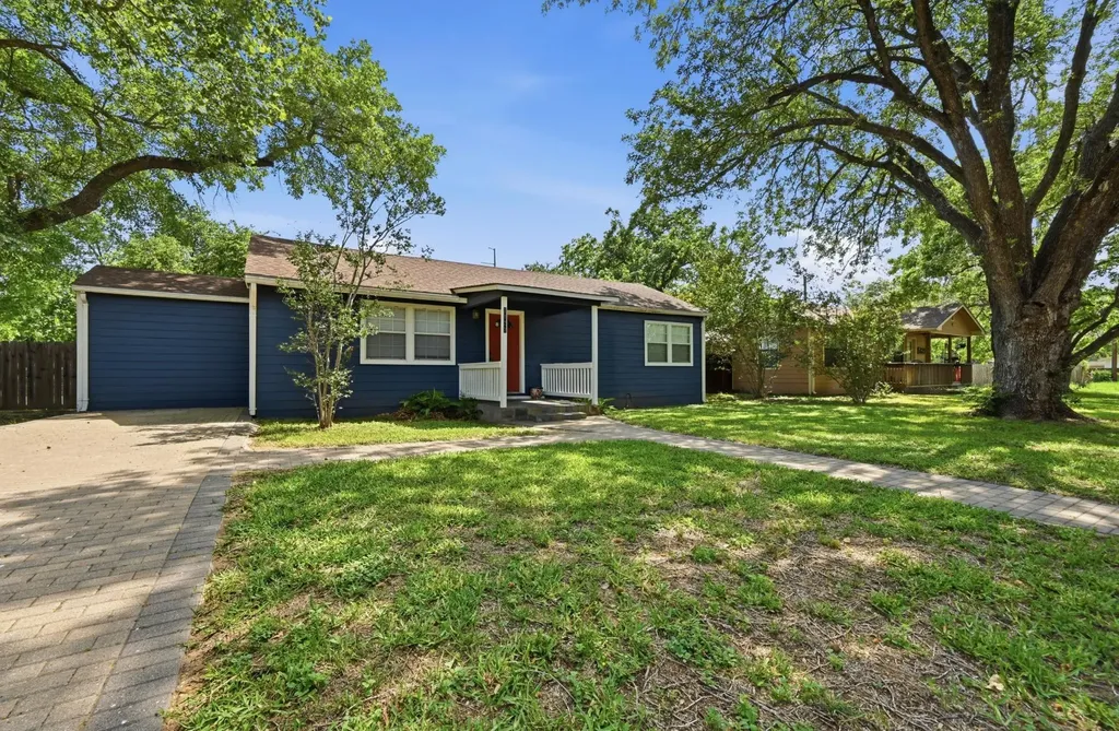 1127 Parr Street Luling TX 78648