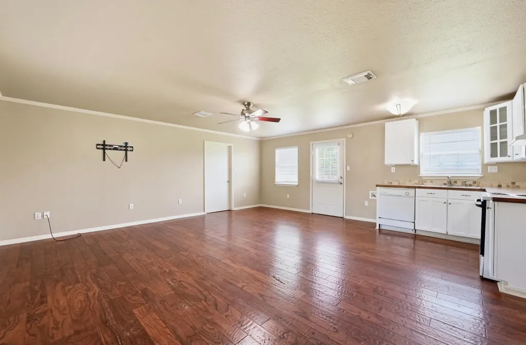 1127 Parr Street Luling TX 78648