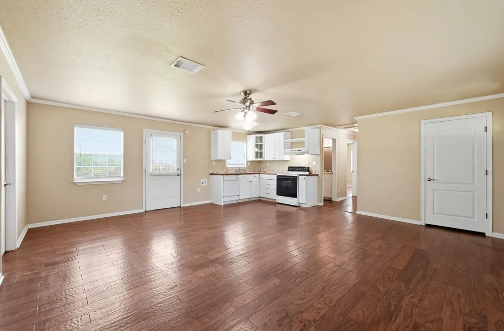 1127 Parr Street Luling TX 78648