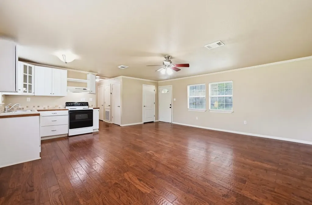 1127 Parr Street Luling TX 78648