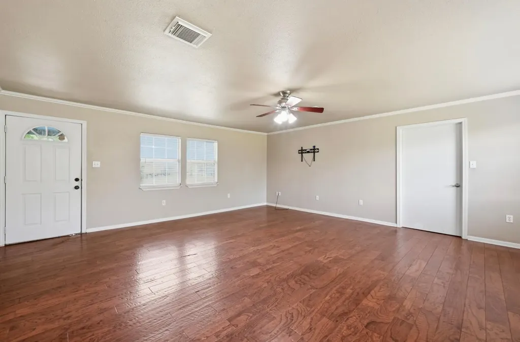 1127 Parr Street Luling TX 78648