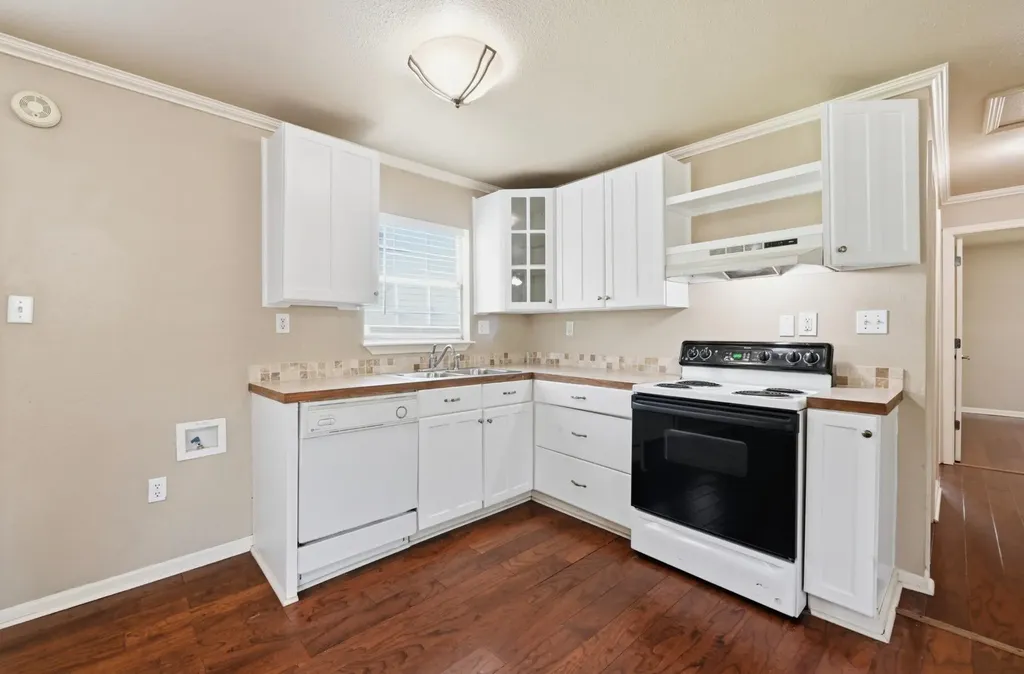 1127 Parr Street Luling TX 78648