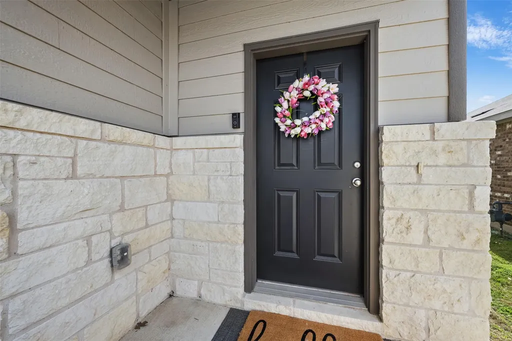 328 Thornless Circle Buda TX 78610