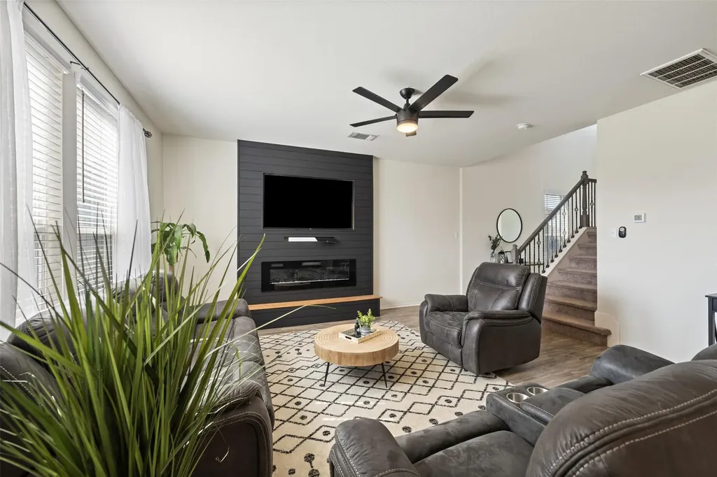 328 Thornless Circle Buda TX 78610