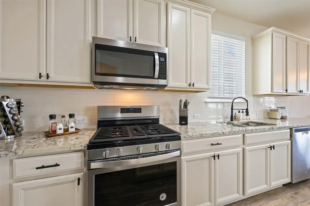 328 Thornless Circle Buda TX 78610