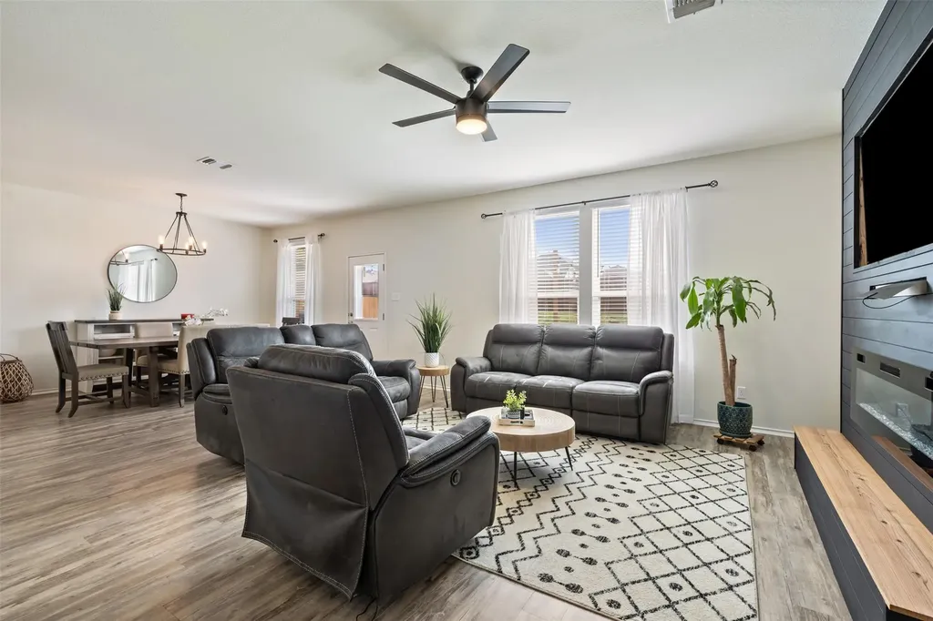 328 Thornless Circle Buda TX 78610