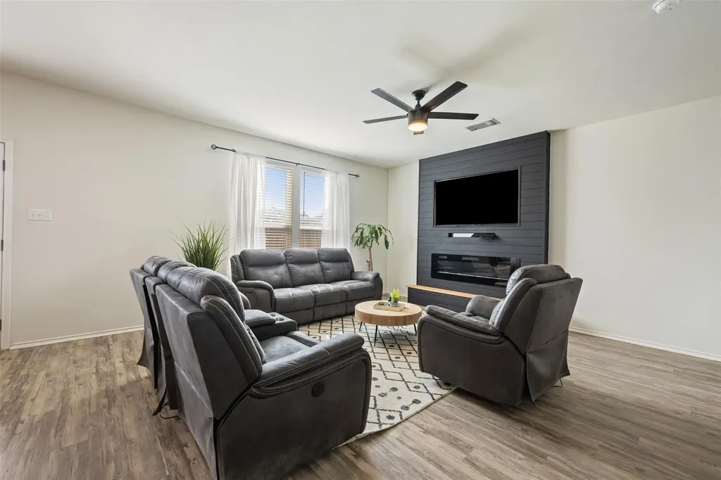 328 Thornless Circle Buda TX 78610