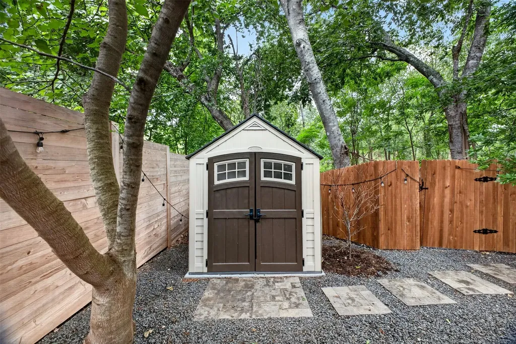 2316 Forsam Bend Austin TX 78725