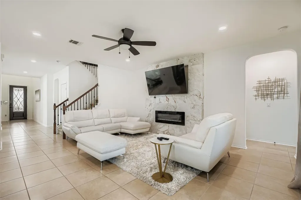 7020 Ondantra Bend Austin TX 78744
